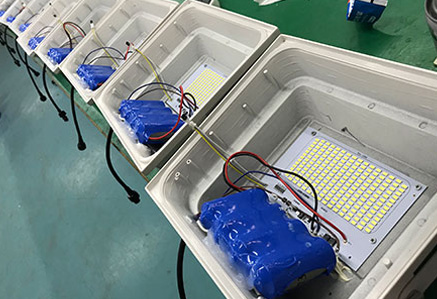 100 watts solar flood light